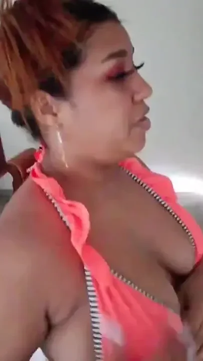I Take a Bath with This Venezuelan Brunette and She Puts a Lot of Soap on Me