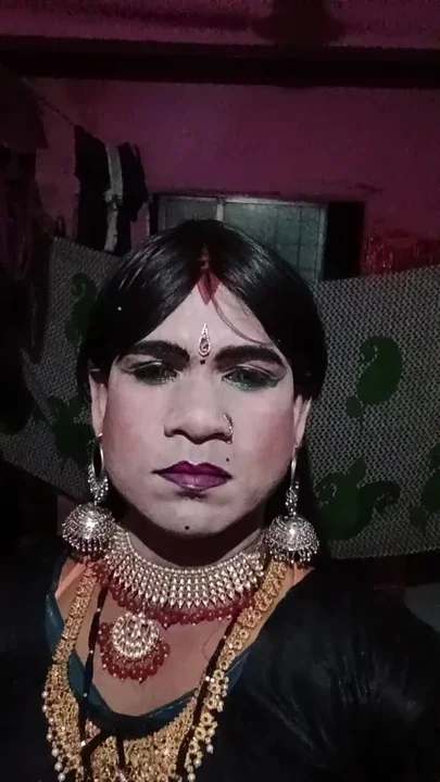 Madhuri bhabhi crasdreshing boy