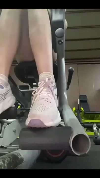 Squirting and Masturbate in the Gym