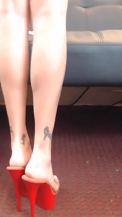 Calves flex pump red stilettos