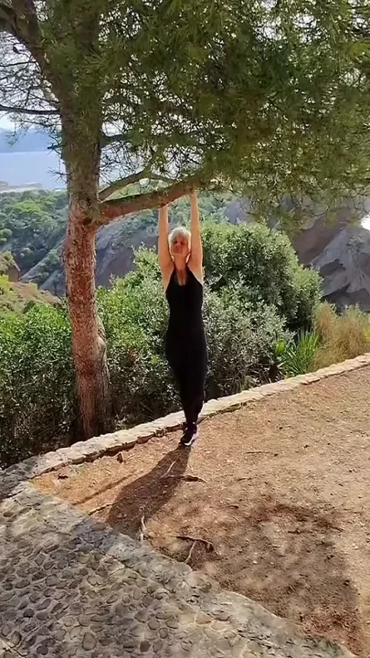 I Like to Show off in the Middle of Nature Who Knows You May Pass by and Hm