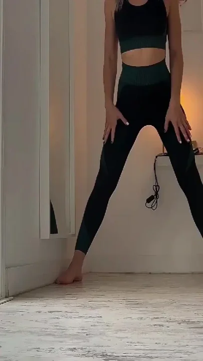 Tight Leggings and Pee Tease Watch Every Curve Move