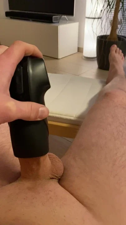 Cumshot with the Satisfyer Men