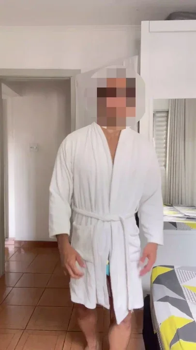 Chaste under the bathrobe – my body is not mine Chaste under the robe – my body