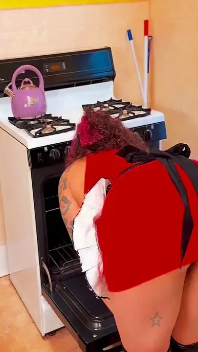 Ebony Housewife Smashes and Squirts on Pie