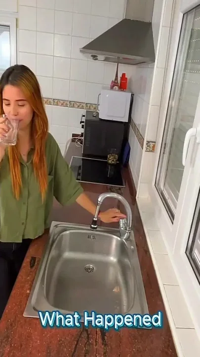 Horny Girlfriend Gets Fucked in the Kitchen and Gets Cum on Her Feet
