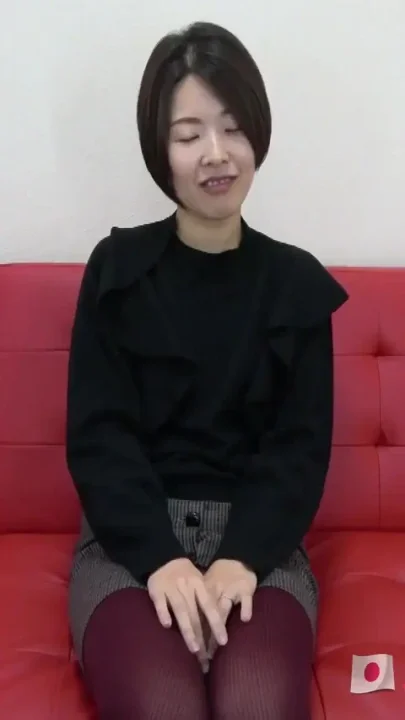Short hair Japanese MILF amateur gets POV sex