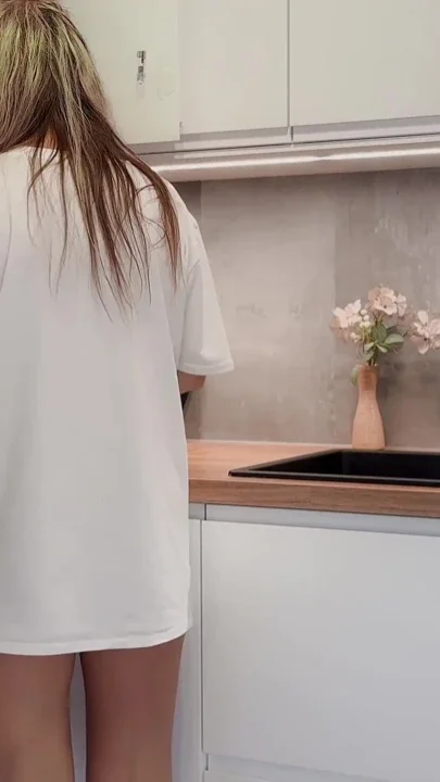 MILF Gets Too Horny After Coffee and Finishes on the Kitchen Counter