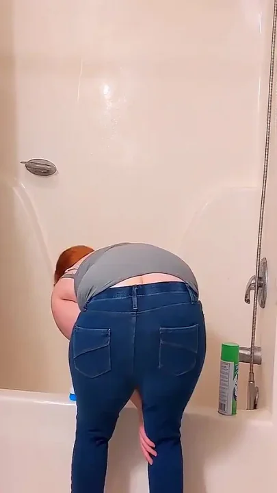 Bathtub cleaning MILF teases buttcrack