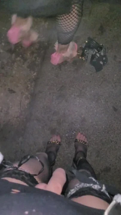 2 crazy womengo to show off in the forest of Sénart very late at night ETIOLLES
