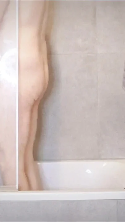 German amateur BBW MILF xMaskedMomWifex is surprised while showering Clip 1