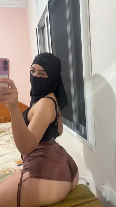 Solo hijab twerk – muslim arab girl bounces her ass & plays with her soft round butt