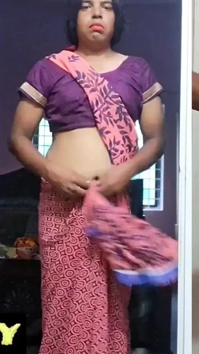Sexysonu in pink saree navel show Clip 1