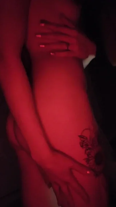 NSFW butt jiggle pussy reveal