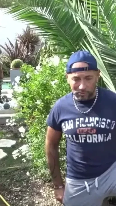 Kevin Ass used raw by surprise by his 2 friends