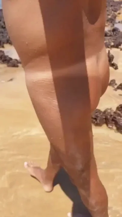 Ladysilva tanned ass on the beach of marquinha