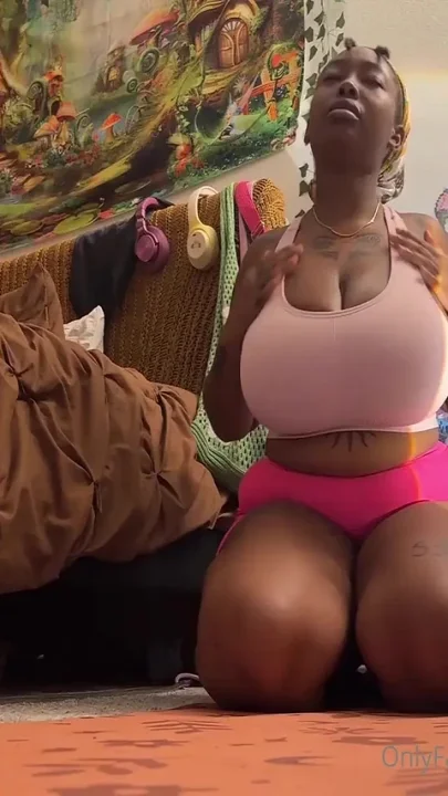 Cute Ebony Babe Getting in a Good Stretch Session Till She Ended up Fucking Her