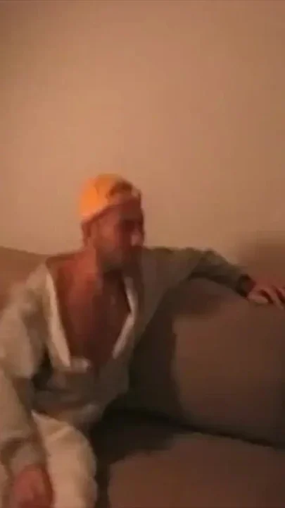 Yougn striaght dude want to suck xxl cock