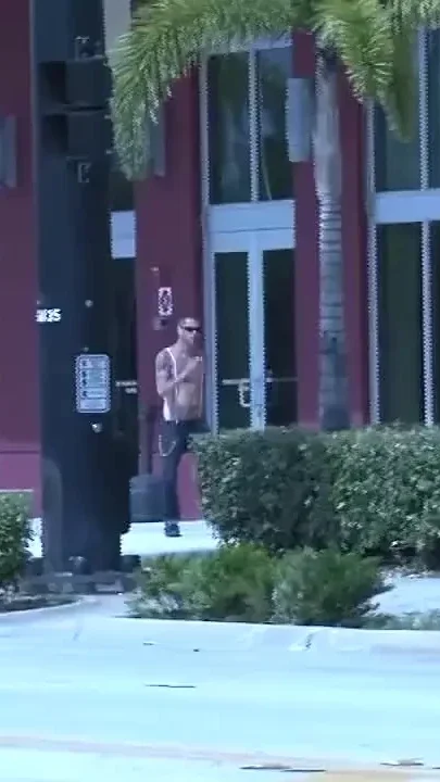 sucking striaght in discret street