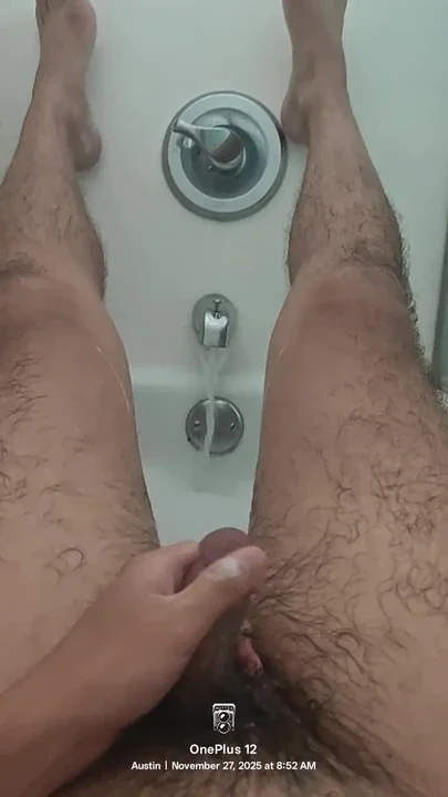 Wanking out in the tub feeling the urge