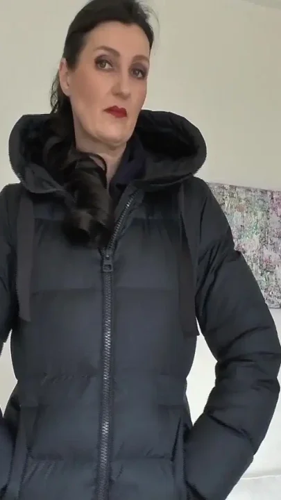 Zipper Test on a Dark Blue Down Coat Lady Victoria Valente