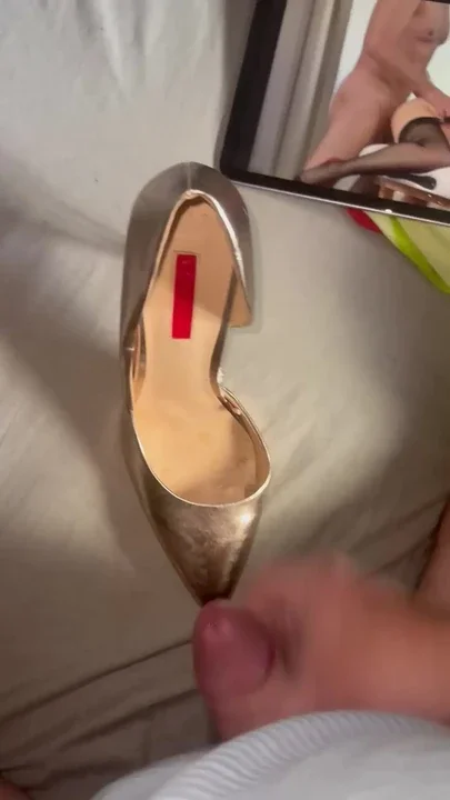 Cum on gold jeels