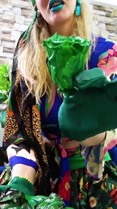 Kiss Poison Ivy 's Green Lips