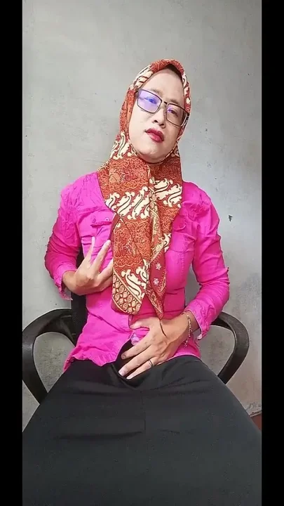 Hijab Tgirl Masturbating
