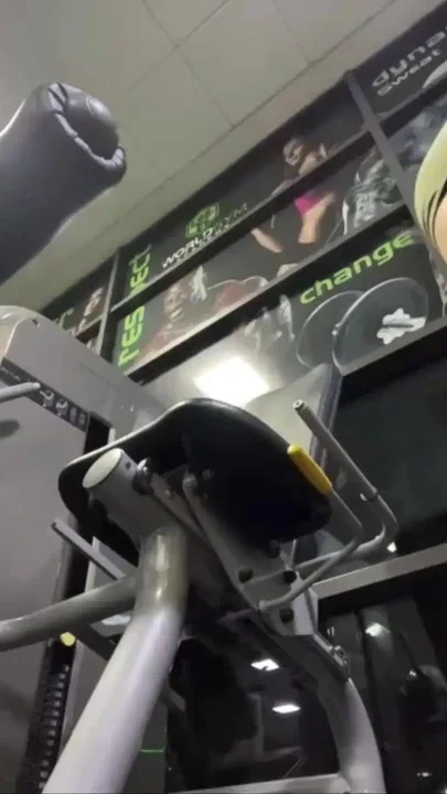 Sexy workout with jucielussie in the gym Clip 1