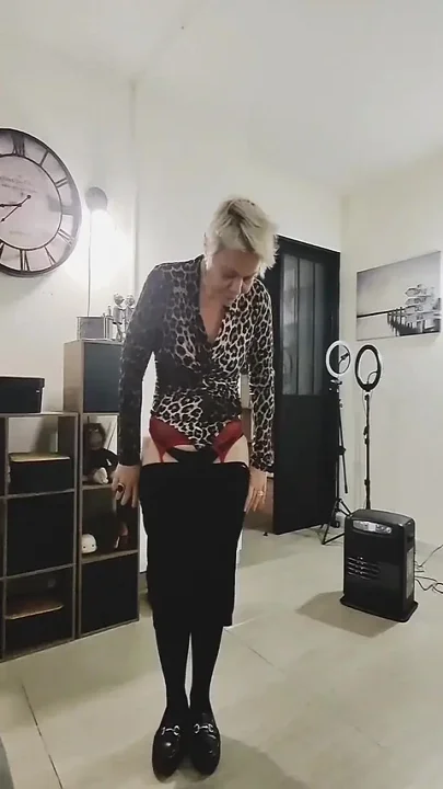 Petite Slutty MILF Ready to Receive Good Cock in Doggy Style