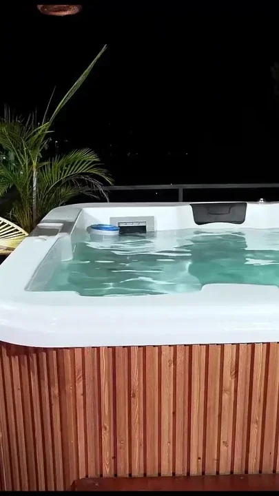 Melany Latina fucking with her boyfriend's best friend in the jacuzzi Clip 1