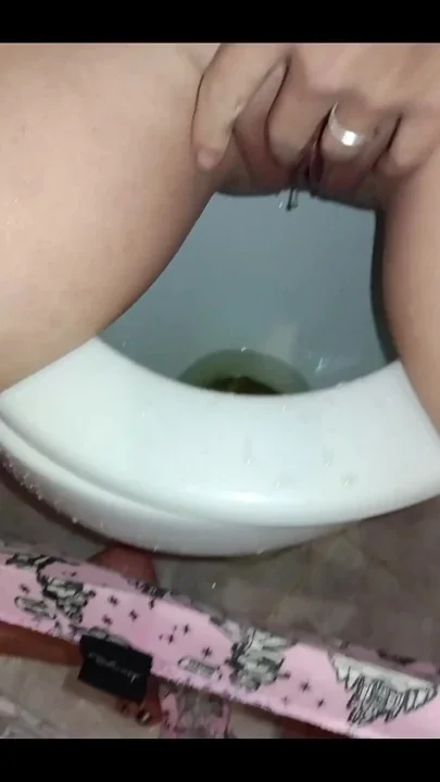 Close up Horny Wet Pussy Pissing Fingering Rubbing