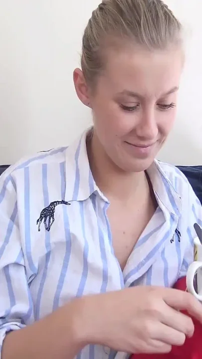 Beautiful Blonde Arrives at an Intense Emotion Thanks to Cel