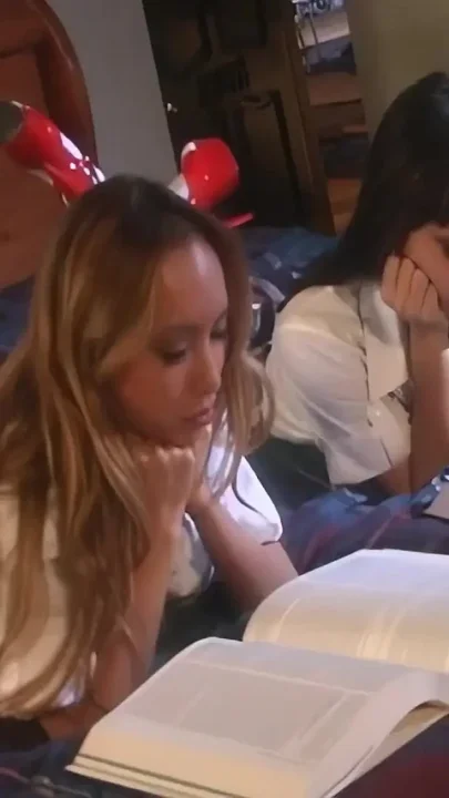 Lesbians Kiss and Suck Each Other