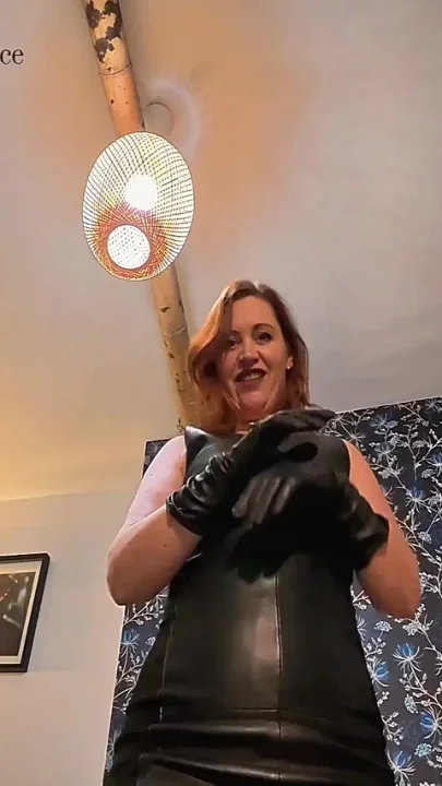 Paris Leather Goddess - Sensual Hand-coverpov in Black Leather Gloves