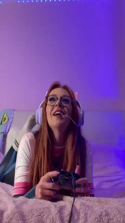 Hot Gamer Girlfriend Interrupts Game to Blow BF Till Facial