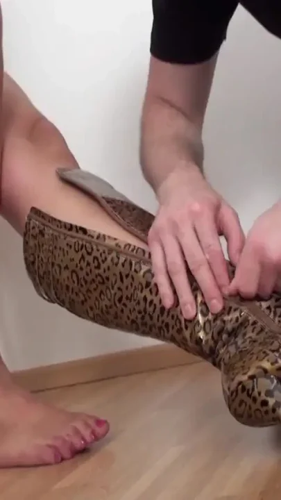 Sexy polished toe nails for sucking
