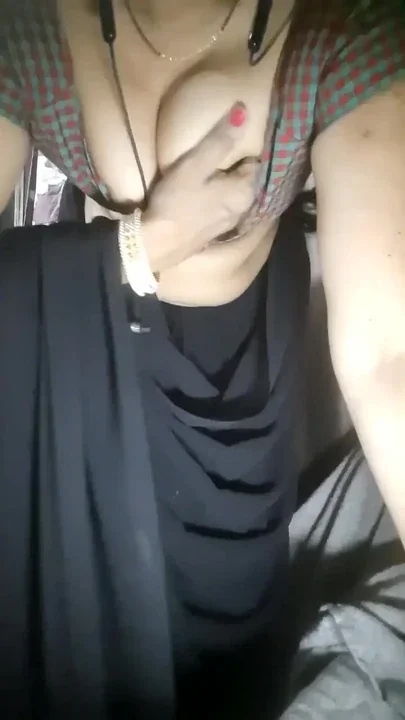 Indian aunty in saree Clip 1