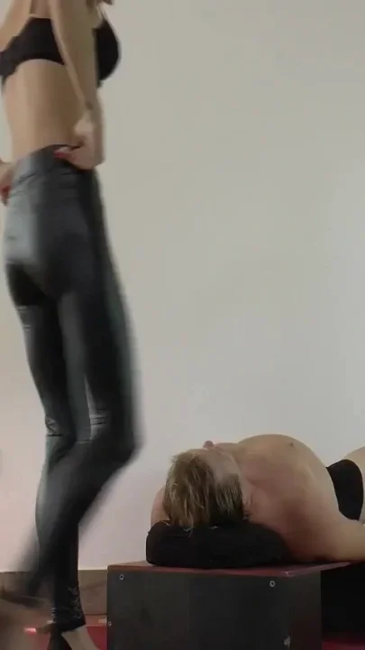 Lady Dyanna Will Be Happy on the Slave's Face