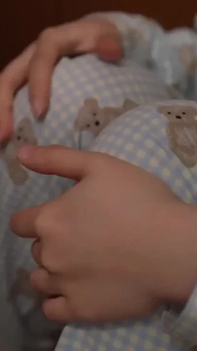 For Little Miko Who Stays At Home Alone At Christmas Santa Gifts Her With His Seed Clip 1
