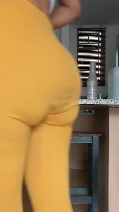 Ebony massive squirt dripping down leggings