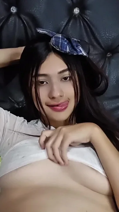 Porn actress masturbates and shows off her rich pussy