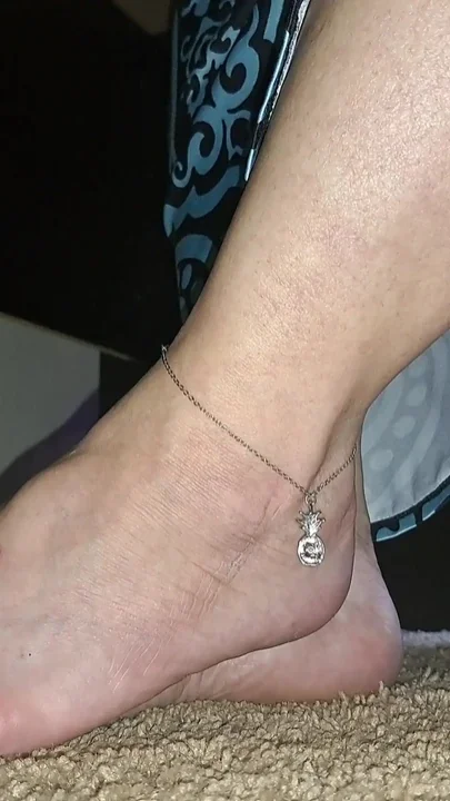 A voyeur Under Milf's Desk watching her bare feet Clip 1