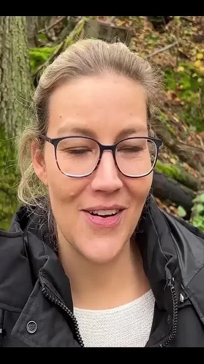 Extremely Horny MILF Cunt Squirts Outdoors