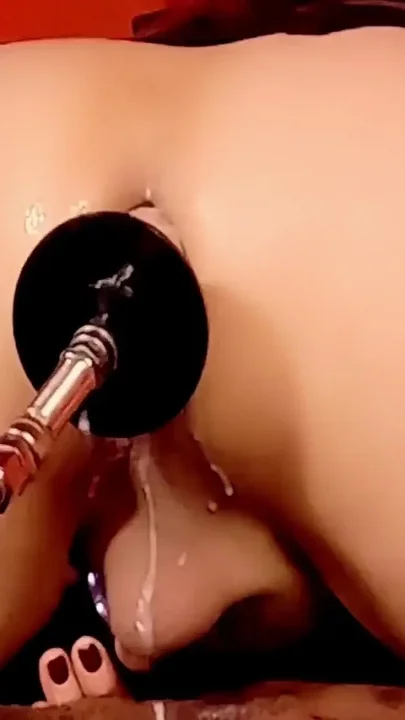Big Ass Crossdresser Streching Her Ass with a Fuck Machine