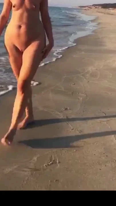 Nacktwanderung am Strand Clip 1