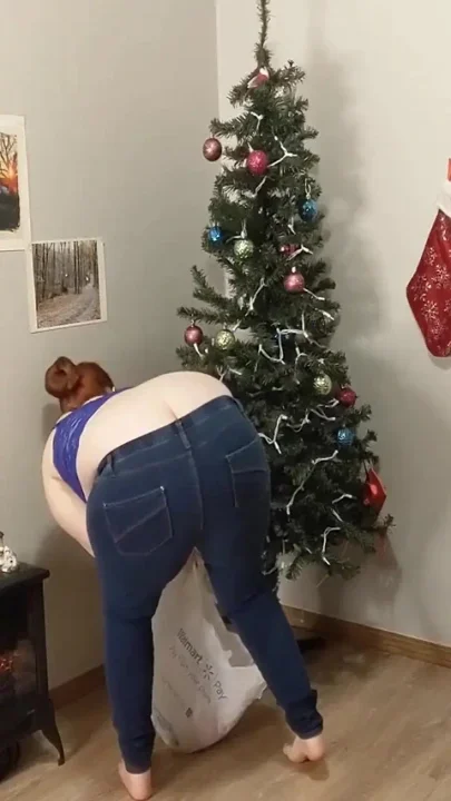 Buttcrack exposed taking down the tree