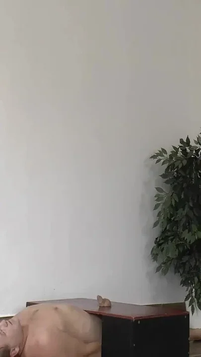 While Nomi Is on the Phone the Slave Has an Orgasm