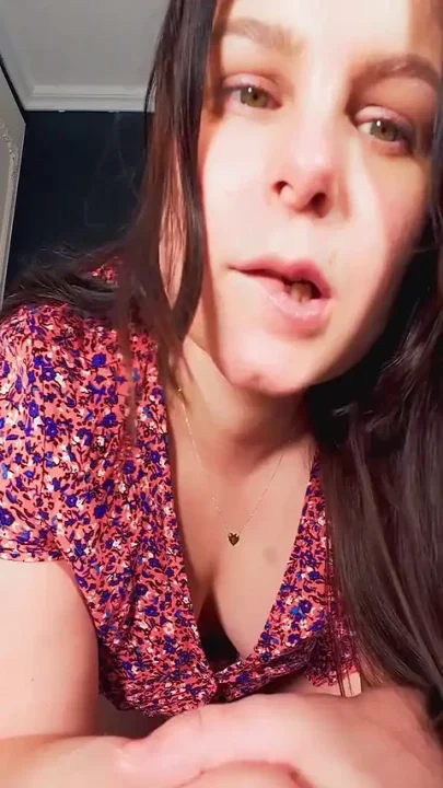 Real Amateur Hot MILF Fingering Her Perfect Pussy in Doggystyle
