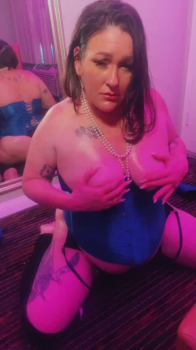 SanDiego8383 Edges herself in front of a man she just met off camera in this
